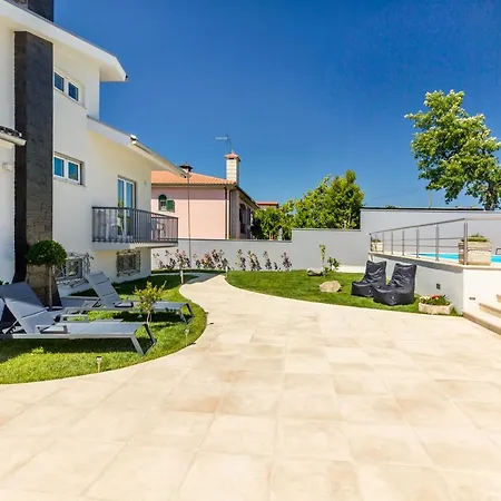 Casa De Monsanto | *